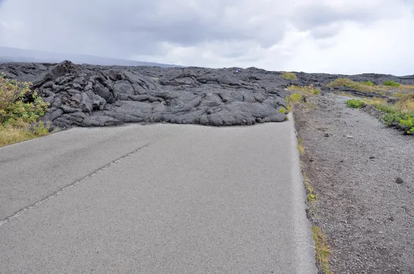 Route fermée par la lave dans le parc national des volcans d'Hawaï — Photo