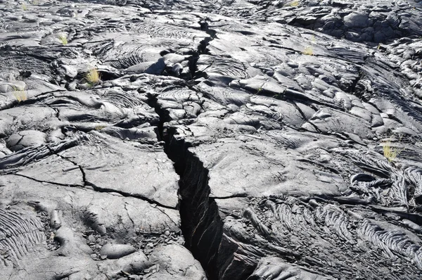 在熔岩字段中，大岛，夏威夷的裂缝 — 图库照片