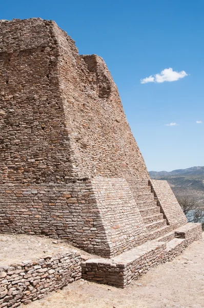 Pirâmide votiva, sítio arqueológico de La Quemada (México ) — Fotografia de Stock