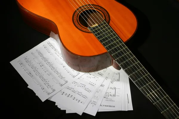 Guitarra y hoja de música — Foto de Stock