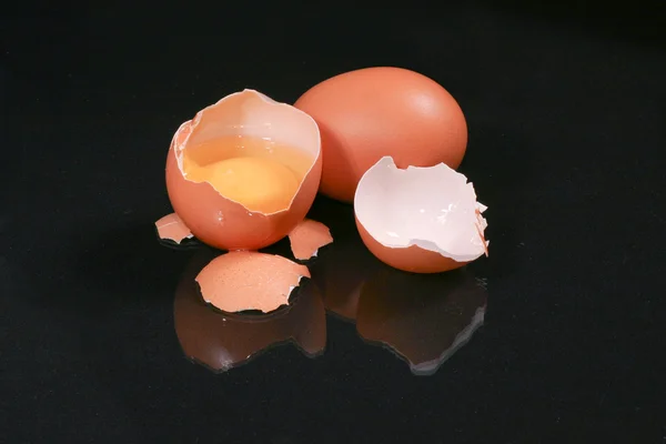 kırık yumurta ve yumurta
