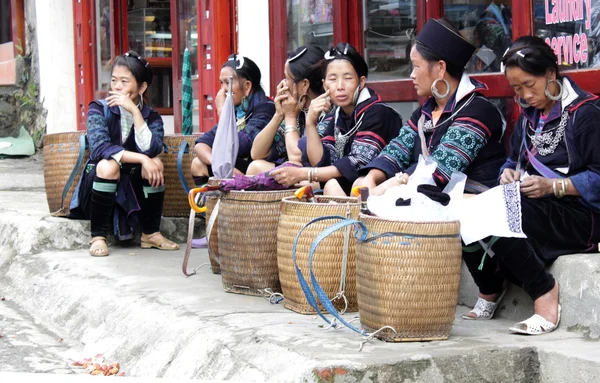 Hmongové ženy, které pracují na ulici — Stock fotografie