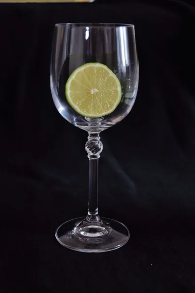 Limão em um copo — Fotografia de Stock