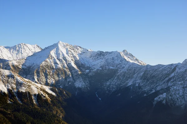 Lumiset vuoret — kuvapankkivalokuva