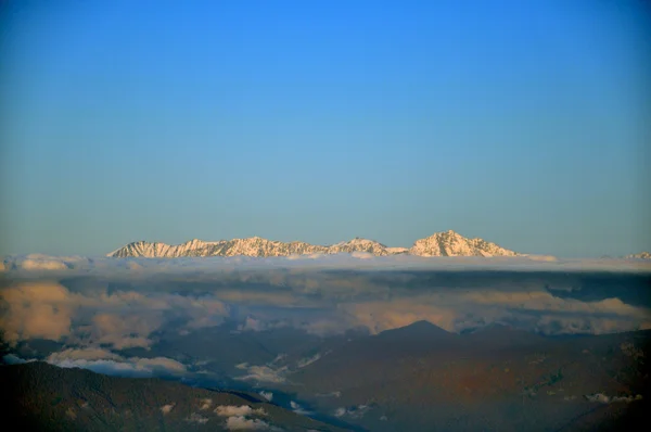 Berge im Nebel — Stockfoto