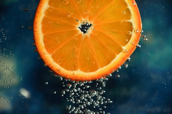 Pomarańcza w wodzie — Zdjęcie stockowe