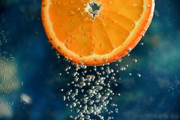Pomarańczowy w wodzie i pęcherzyki — Zdjęcie stockowe