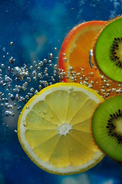 Dois kiwi, limão e laranja — Fotografia de Stock