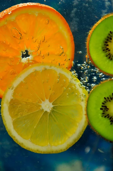 Duas frutas kiwi, laranja e limão — Fotografia de Stock