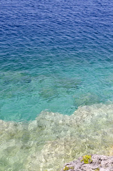 Rock and clear water — Stock Photo, Image