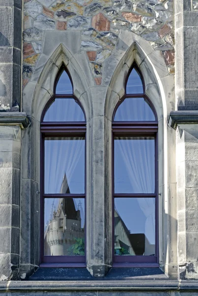 Fenster des alten Gebäudes — Stockfoto