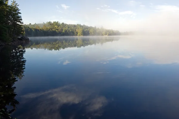 Nebbia sul lago — Foto Stock