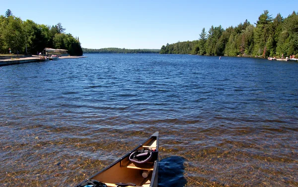 Lago e canoa — Fotografia de Stock