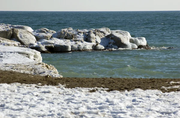 Лед на берегу — стоковое фото