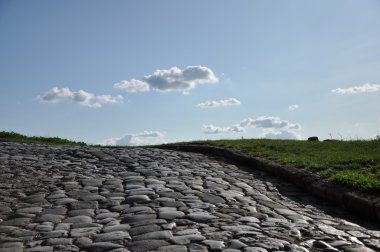 Mavi gökyüzü karşı eski yol