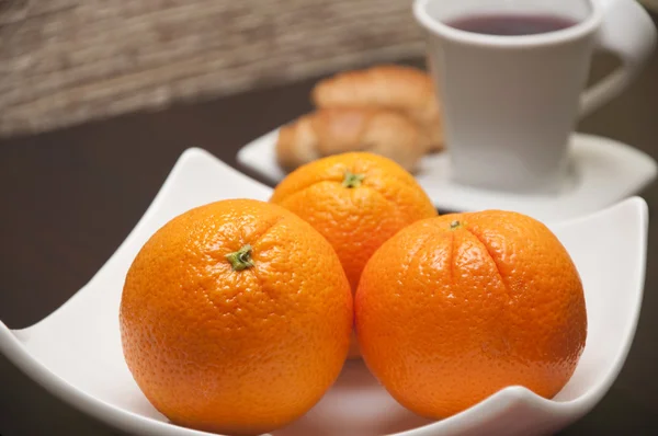 Три апельсина — стоковое фото