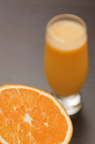 Fresh orange with orange juice — Stock Photo, Image