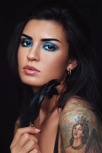 Belleza con tatuaje — Foto de Stock