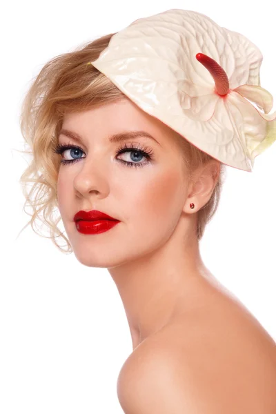 Flicka med hatt-blomma — Stockfoto