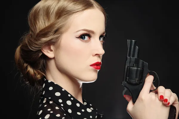 Flicka med pistol — Stockfoto