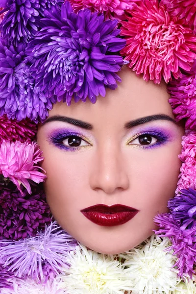 Donna in fiori — Foto Stock