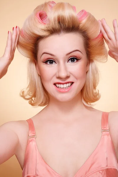 Menina em encrespadores de cabelo — Fotografia de Stock
