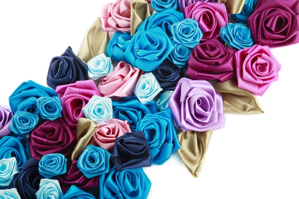 Blå, vin, rosa och turkos handgjorda siden rosor på vit bakgrund — Stockfoto