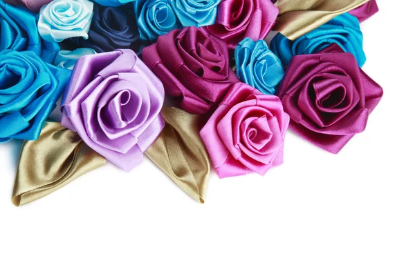Modré, vínové barvy, růžové a tyrkysově ručně vyráběné hedvábné růže na bílém pozadí — Stock fotografie