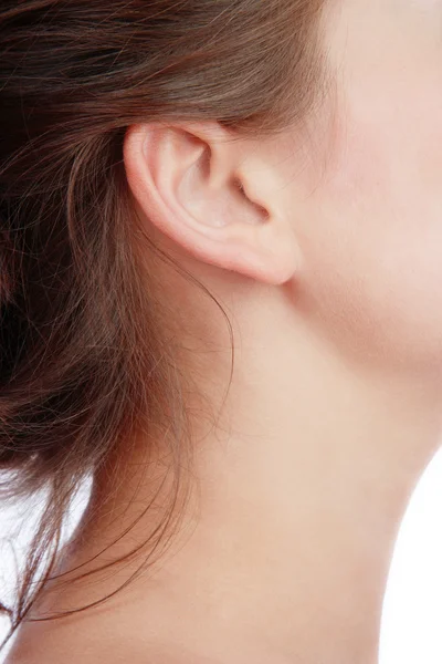 Primo piano del collo e dell'orecchio della giovane donna — Foto Stock