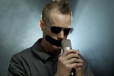 adam teyp ve mikrofon