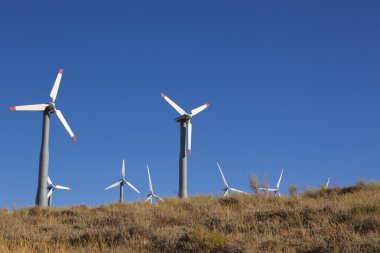 tepe üzerinde rüzgar türbinleri