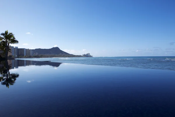 Piscine à débordement verrière à la plage d'Hawaï — Photo