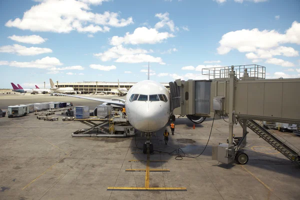 Airline Jet parked in Terminal — Stock Photo, Image