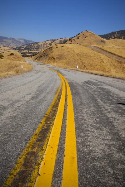 区切り線を空の道路のクローズ アップ — ストック写真