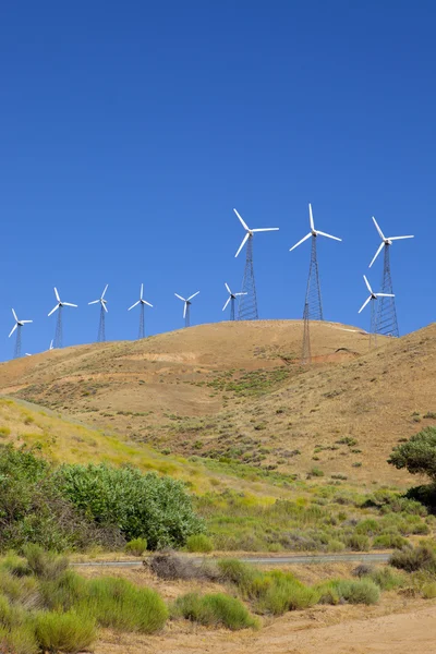 丘の中腹に風力発電塔 — ストック写真