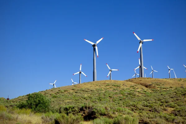 小山的风力发电机 — 图库照片