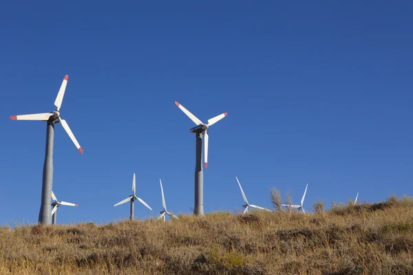 Turbinas eólicas en la colina — Foto de Stock