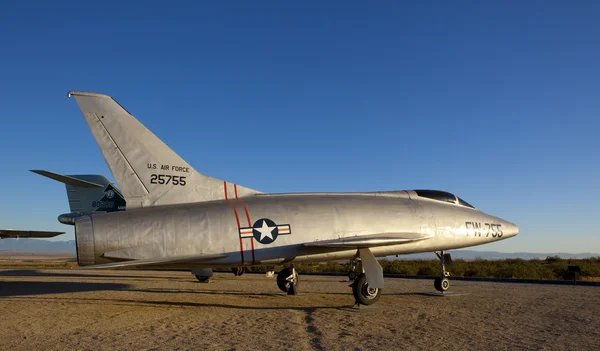 Un viejo avión de combate estacionado en el desierto . —  Fotos de Stock