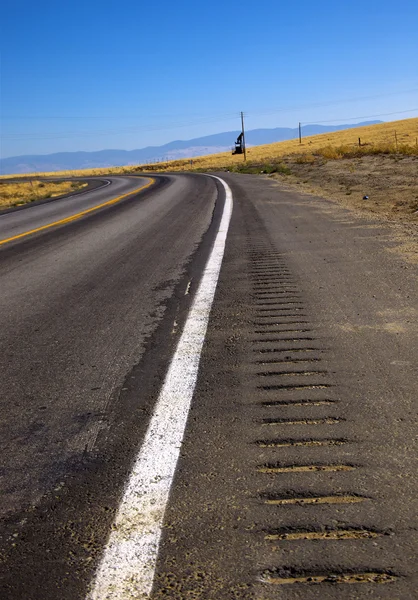 Linea bianca dipinta sulla strada curva — Foto Stock