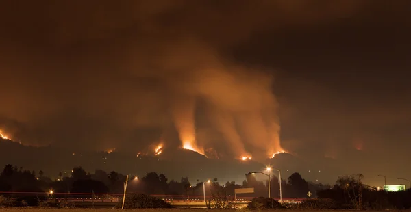 Feuer bedroht Häuser am Hang — Stockfoto