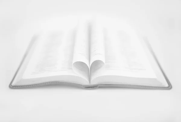 Hart vorm pagina's in boek — Stockfoto
