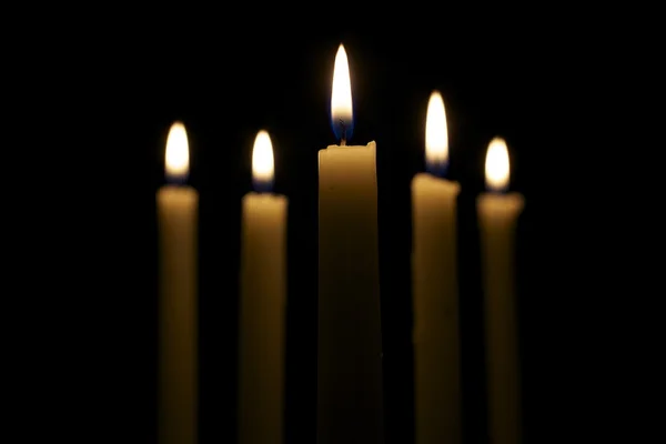 Cinco velas no escuro — Fotografia de Stock