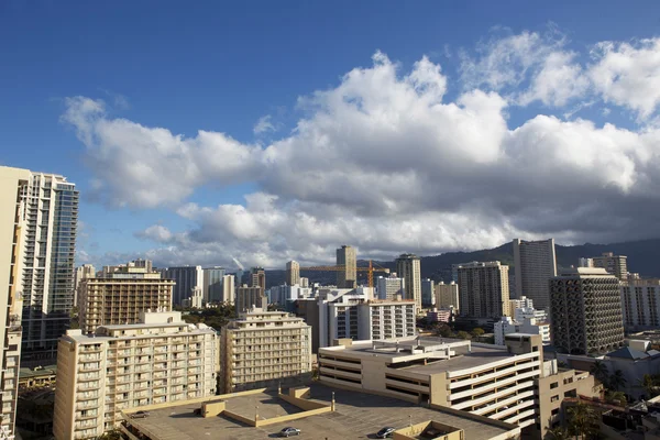 Nuvens que cobrem edifícios no centro de Waikiki Imagens De Bancos De Imagens
