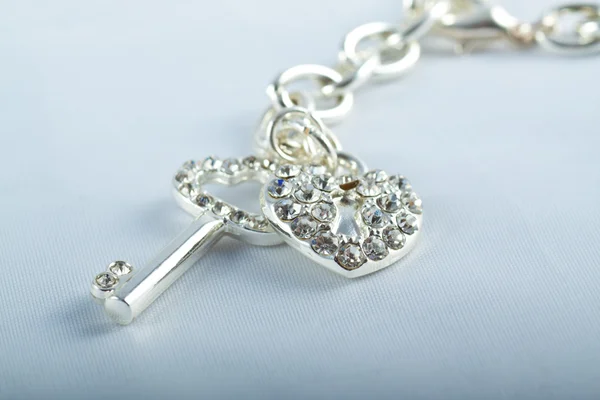Срібний ключ і браслет теплового замка Стокове Фото