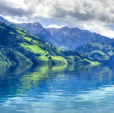 İsviçre manzara. su yansıma yeşil dağlarda. Ekoloji