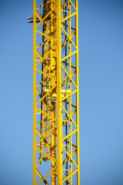 Sarı vinç sanayi bölgesi içinde metal kule