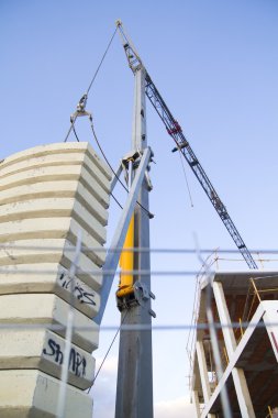 Mavi gökyüzü arka plan üzerine bina yakınındaki vinç