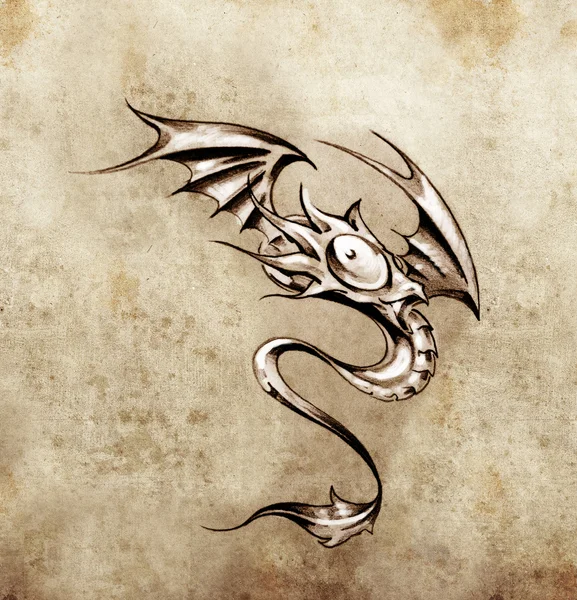Забавный маленький дракон. Эскиз татуировки, стильный фэнтези-монстр — стоковое фото
