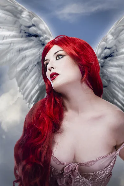 Όμορφη σέξι Άγγελος με φτερά, κόκκινο μακριά μαλλιά γυναίκα — Φωτογραφία Αρχείου