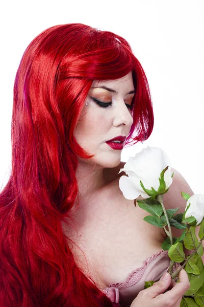 Sexy kobieta piękne Rude włosy z Białej Róży na biały backgro — Zdjęcie stockowe